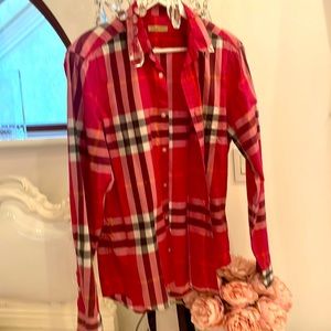 Burberry shirt size M runs small unisex